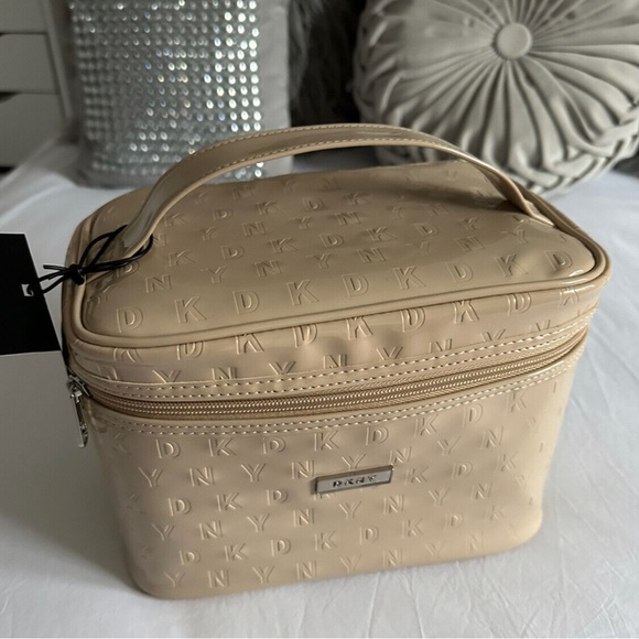 DKNY Signature Logo Train Case / Vanity Bag /Make Up Bag BNWT Beige Ideal Gift - Picture 2 of 2